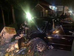 Kecelakaan mobil sedan di Madiun sebabkan tiga orang tewas (Foto: Unit Gakkum Satlantas Polres Madiun)