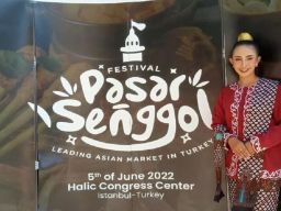 Penari Indonesia Kenalkan Pakaian Khas Kabupaten Kediri di Turki