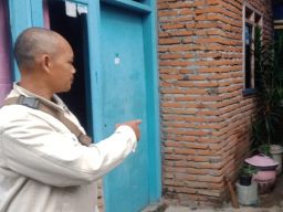 Warga menunjukkan rumah korban keracunan pokak. (Foto: Bagus for jatimnow.com)