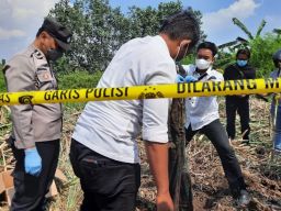 Daster yang ditemukan bersama kerangka manusia di ladang tebu Desa Mlirip, Mojokerto. (Foto: Achmad Supriyadi/jatimnow.com)