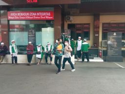 Belasan anggota Khilafatul Muslimin Surabaya Raya saat datangi gedung Ditreskrimum Polda Jatim.(Foto: Zain Ahmad)