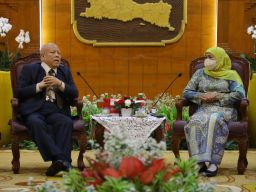 Gubernur Khofifah saat menerima kunjungan Dubes Indonesia untuk Rumania dan Republik Moldova di Grahadi. (Foto: Humas Pemprov Jatim/jatimnow.com