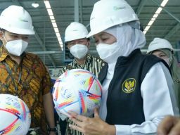 Gubernur Jawa Timur (Jatim) Khofifah Indar Parawansa saat melepas ekspor bola.(Foto: Humas Pemprov Jatim)