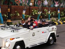 Rangkaian HUT ke-104 Kota Madiun, Gubernur Khofifah Naik VW Safari Keliling Kota
