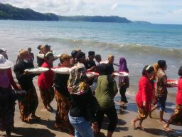Ungkap Rasa Syukur, Nelayan di Tulungagung Gelar Labuh Laut