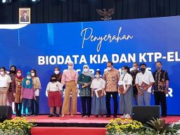 Gubernur Jawa Timur, Khofifah Indar Parawansa, meluncurkan Gerakan Bersama Penuntasan Layanan Dokumen Kependudukan bagi penyandang Disabilitas. (Foto: Ni'am Kurniawan/jatimnow.com)