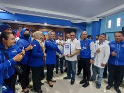 Dikawal Loyalis, Lucy Kurniasari Daftar Calon Ketua Demokrat Surabaya