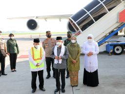 Khofifah Dampingi Wapres Berangkatkan 449 Jemaah Haji Kloter Pertama Asal Jatim