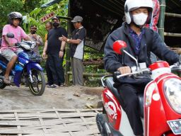 Mas Dhito melakukan pengecekan di lokasi pembangunan Jembatan Ngadi. (Foto: Humas Pemkab Kediri/jatimnow.com)