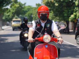 Mas Dhito mengendarai vespa saat menuju kantor.(Foto: Humas Pemkab Kediri/Jatimnow.com)