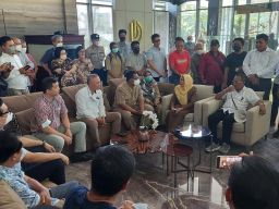 Puluhan Warga Darmohill Surabaya Geruduk Kantor Developer, Ini Tuntutannya