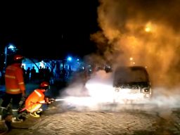 Mobil Carry Terbakar di Gresik, Pemiliknya Terluka