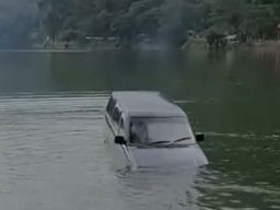 Hiii... Mobil ini Mendadak Mundur hingga Tenggelam di Telaga Ngebel, Ponorogo