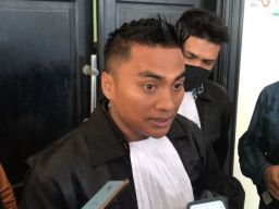 Penasihat hukum Hakim Itong, Mulyadi, usai sidang pembacaan dakwaan di Pengadilan Tipikor Surabaya. (Foto-foto: Zainul Fajar/jatimnow.com)