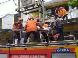 Evakuasi jenazah nenek tersengat listrik di balkon rumahnya (Foto: BPBD Kota Kediri/jatimnow.com)