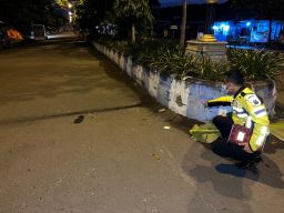 Polisi olah TKP kecelakaan di Jalan Suromenggolo. (Foto: Mita Kusuma/jatimnow.com)