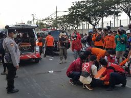 Proses evakausi pasutri tewas tertabrak bus di Tambak Osowilangun, Surabaya.(Foto: Command Center 112)