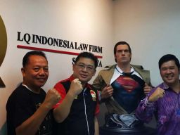 Beri Semangat Klien, LQ Indonesia Lawfirm Surabaya Pasang Patung Superman