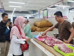 Pedagang daging di Pasar Legi Ponorogo sepi pembeli. (Foto: Mita Kusuma/jatimnow.com)