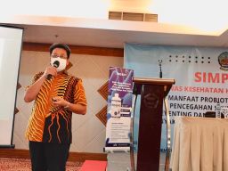 Direktur PT AMA, Apt Ge Recta Geson saat menjadi pembicara dalam simposium yang digelar Dinas Kesehatan Kabupaten Bangkalan di Surabaya (Foto-foto: PT AMA)