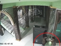 Aksi pencurian kotak amal di Sidoarjo terekam CCTV. (Foto: Tangkapan layar)