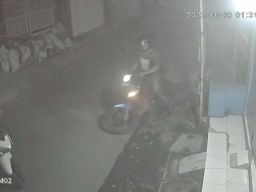Maling di Pasuruan Terekam CCTV Gasak Motor saat Penghuni Rumah Salat Malam