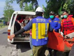 Mayat Pria Tanpa Identitas Ditemukan Mengambang di Sungai Kali Madiun