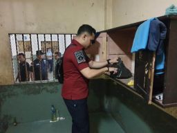 Petugas gabungan saat melakukan penggeledahan dan test urine kepada para napi di Lapas Pamekasan. (Foto: Humas Kemenkumhan Jatim/jatimnow.com)