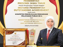 Penghargaan Terbaik Instansi Pemerintah Kategori Outstanding Achievement.(Foto: Humas Pemprov Jatim)