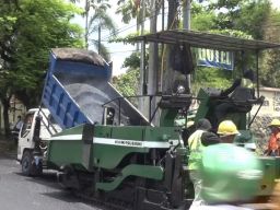 Pengerjaan perbaikan Jalan Cendrawasih Jember. (Foto: Dwi Kuntarto Aji/jatimnow.com)