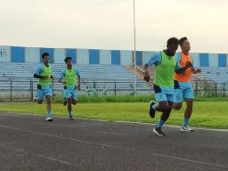 Sesi latihan Persela Lamongan di Stadion Surajaya Lamongan. (Foto : Adyad Ammy Iffansah/jatimnow.com)