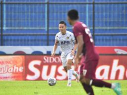 Pemain Persik Kediri berduel dengan pemain PSM Makassar di laga terakhir Grup D Piala Presiden. (Foto: Media Officer Persik Kediri/jatimnow.com)