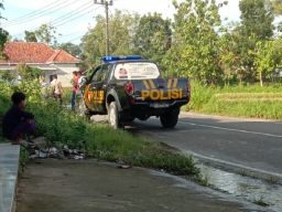 Sejumlah anggota polisi mendatangi lokasi kejadian dugaan tabrak lari di Desa Torjunan, Sampang. (Foto: Adi for jatimnow.com)