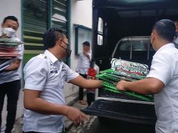 Tim gabungan saat menyita sejumlah barang bukti dari Kantor Sekertariat Khilafatul Muslimin wilayah Surabaya Raya di Jalan Gadel Sari Madya 1A, Tandes (Foto: Zain Ahmad/jatimnow.com)