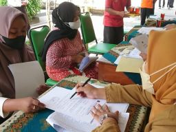 Wali murid melakukan pendaftaran ulang di salah satu SMP. (Foto: Bramanta Pamungkas/jatimnow.com)