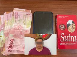 Kolase mucikari dan barang bukti yang disita dari praktik prostitusi yang dijalankannya (Foto: Unit PPA Polrestabes Surabaya)