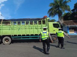 Petugas memberhentikan truk bermuatan sapi di pelabuhan Ketapang, dipriksa kelengkapan surat dari dokter hewan . (Foto: Humas Polresta Banyuwangi/jatimnow.com)