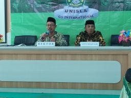 Rektor Unisla Prof Bambang Eko Muljono dan Ketua YPPTI Sunan Giri Ir. Wardoyo saat menjelaskan akomodasi dosen menempuh S3. (Foto: Adyad Ammy Iffansah/jatimnow.com)
