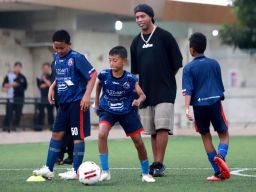 Ronaldinho Bagikan Tips Sukses jadi Pemain Bintang Dunia di Coaching Clinic