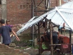 Rumah warga di Desa Ngudirejo, Diwek, Jombang, roboh diterjang puting beliung. (Foto-foto: Elok Aprianto/jatimnow.com)
