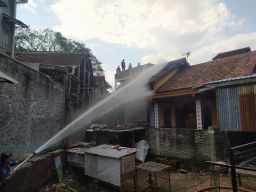 Rumah Depan SMK 2 PGRI Ponorogo Terbakar, Penghuni dan Warga Panik