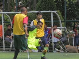 Laga persahabatan Perkumpulan Sepak Bola Amputasi Indonesia di Taman Jangkar Jambangan. (Foto-foto: Fajar Mujianto/jatimnow.com)