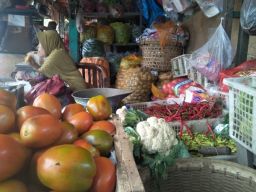 Pedagang di pasar tradisional Kota Bojonegoro sepi pembeli. (Foto: Misbahul Munir/jatimnow.com)