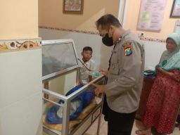 Polisi melihat kondisi bayi yang dibuang di rumah warga Kediri. (Foto: Polsek Ringinrejo for jatimnow.com)