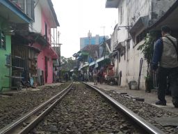 Bangunan yang mepet dengan jalur kereta api di Kota Malang bakal ditertibkan. (Foto: Nugraha for jatimnow.com)