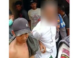Terduga pelaku pemerkosaan saat dievakuasi polisi dari amukan warga di Pasuruan (Foto: Tangkapan layar video viral)
