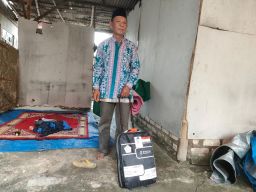 Holili (60), warga Kelurahan Banyuanyar, Sampang saat hendak berangkat haji.(Foto: Fathor Rahman)