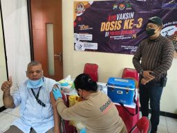 Polsek Rungkut melayani vaksin booster untuk warga (Foto-foto: Zainul for jatimnow.com)