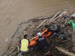 Mayat Wanita Ditemukan Tersangkut Sampah di Sungai Catak Banteng Jombang