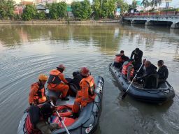 Wanita ini Tewas Setelah Diduga Ceburkan Diri ke Kali Jagir, Surabaya